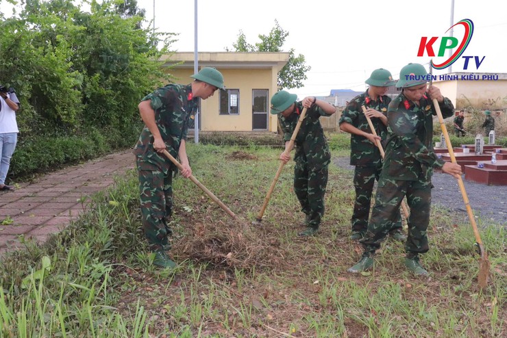 Xã Kiều Phú tổ chức Lễ Phát động Quân- Dân ra quân tổng vệ sinh môi trường, trồng cây xanh hưởng ứng phong trào Sáng- xanh –sạch- đẹp trên địa bàn- Ảnh 5.