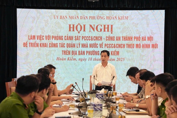 Phòng cảnh sát PCCC&CNCH - Công an thành phố Hà Nội, tổ chức làm việc, hướng dẫn UBND phường Hoàn Kiếm triển khai công tác PCCC và CNCH trên địa bàn.- Ảnh 2.