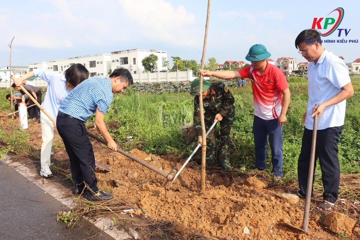 Xã Kiều Phú tổ chức Lễ Phát động Quân- Dân ra quân tổng vệ sinh môi trường, trồng cây xanh hưởng ứng phong trào Sáng- xanh –sạch- đẹp trên địa bàn- Ảnh 3.