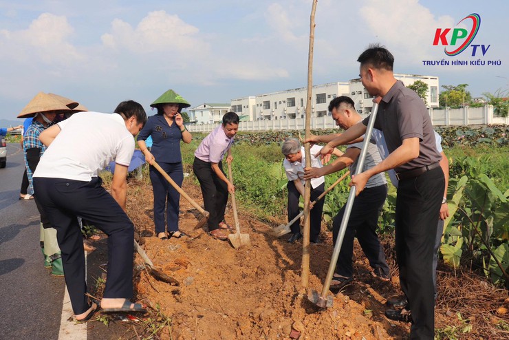 Xã Kiều Phú tổ chức Lễ Phát động Quân- Dân ra quân tổng vệ sinh môi trường, trồng cây xanh hưởng ứng phong trào Sáng- xanh –sạch- đẹp trên địa bàn- Ảnh 2.