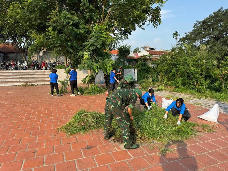 Ủy ban MTTQ Việt Nam và các tổ chức chính trị - xã hội phường Bồ Đề ra quân 'Ngày cuối tuần xanh'- Ảnh 8.