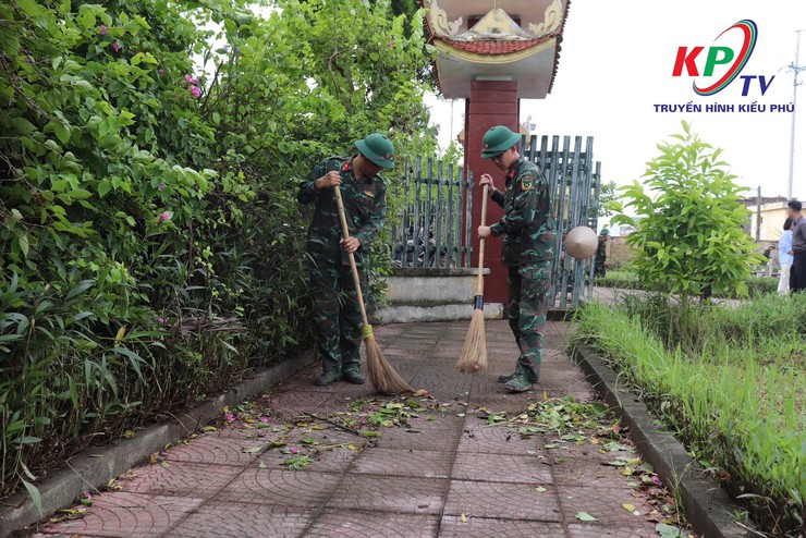 Xã Kiều Phú tổ chức Lễ Phát động Quân- Dân ra quân tổng vệ sinh môi trường, trồng cây xanh hưởng ứng phong trào Sáng- xanh –sạch- đẹp trên địa bàn- Ảnh 6.