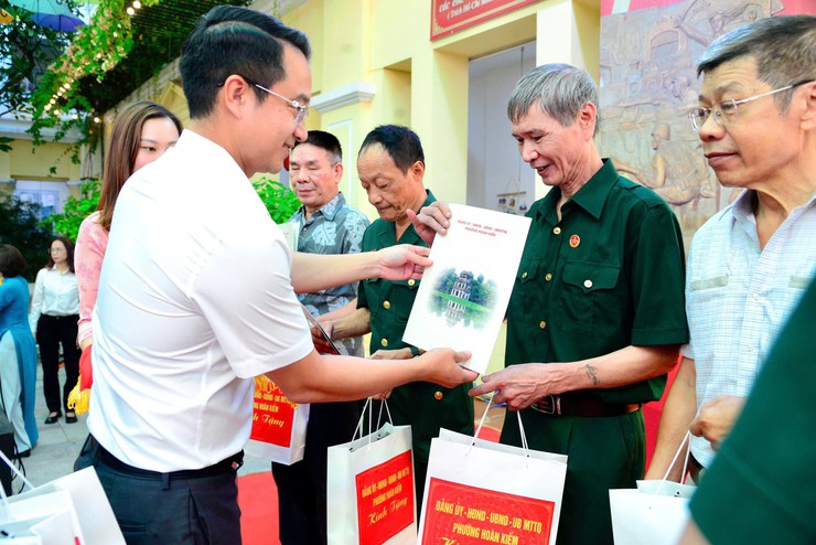 Phường Hoàn Kiếm: Chăm lo sức khoẻ người có công, gia đình chính sách- Ảnh 6.