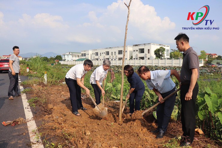 Xã Kiều Phú tổ chức Lễ Phát động Quân- Dân ra quân tổng vệ sinh môi trường, trồng cây xanh hưởng ứng phong trào Sáng- xanh –sạch- đẹp trên địa bàn- Ảnh 1.