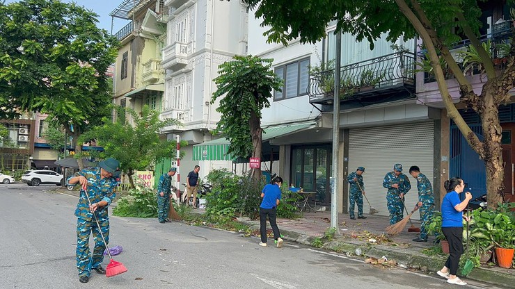 Ủy ban MTTQ Việt Nam và các tổ chức chính trị - xã hội phường Bồ Đề ra quân 'Ngày cuối tuần xanh'- Ảnh 7.