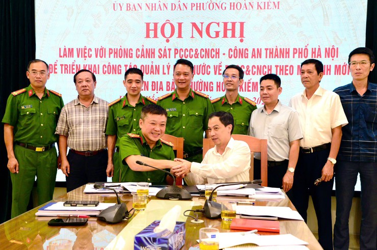 Phòng cảnh sát PCCC&CNCH - Công an thành phố Hà Nội, tổ chức làm việc, hướng dẫn UBND phường Hoàn Kiếm triển khai công tác PCCC và CNCH trên địa bàn.- Ảnh 4.