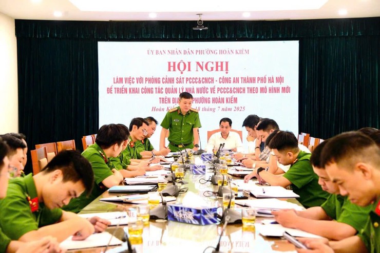 Phòng cảnh sát PCCC&CNCH - Công an thành phố Hà Nội, tổ chức làm việc, hướng dẫn UBND phường Hoàn Kiếm triển khai công tác PCCC và CNCH trên địa bàn.- Ảnh 1.