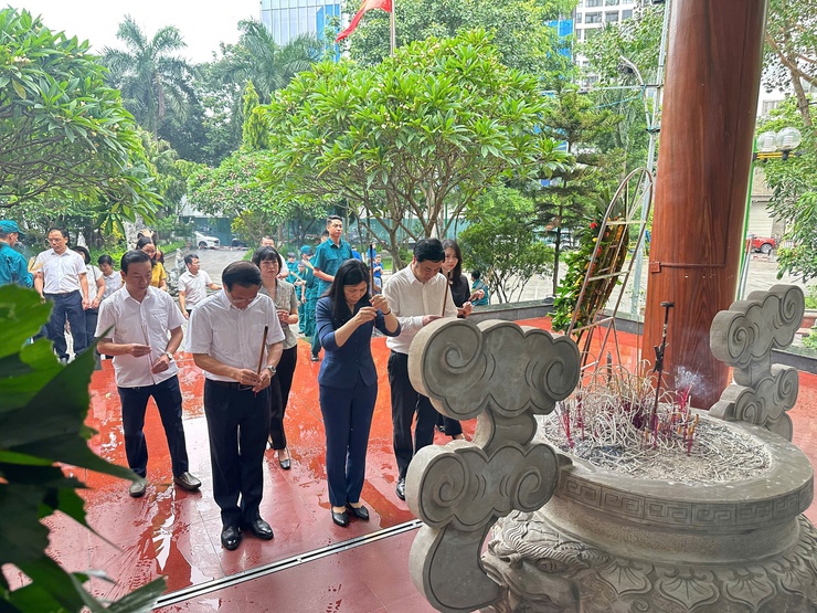Phường Cầu Giấy tổ chức lễ dâng hương tri ân các anh hùng liệt sỹ nhân dịp kỷ niệm 78 năm ngày Thương binh - Liệt sỹ (27/7/1947 – 27/7/2025)- Ảnh 2.