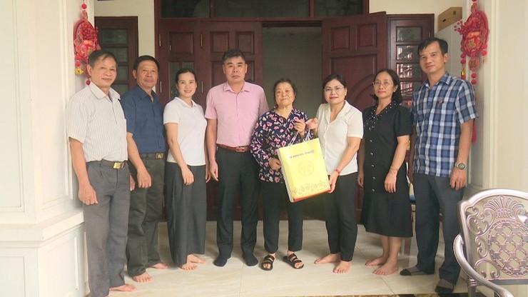 Phó Bí thư Thường trực Đảng uỷ xã Nguyễn Thanh Tú thăm hỏi, tri ân các đồng chí thương, bệnh binh, gia đình liệt sĩ tiêu biểu nhân kỷ niệm 78 năm Ngày Thương binh Liệt sỹ 27/7- Ảnh 1.