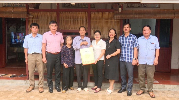 Phó Bí thư Thường trực Đảng uỷ xã Nguyễn Thanh Tú thăm hỏi, tri ân các đồng chí thương, bệnh binh, gia đình liệt sĩ tiêu biểu nhân kỷ niệm 78 năm Ngày Thương binh Liệt sỹ 27/7- Ảnh 4.