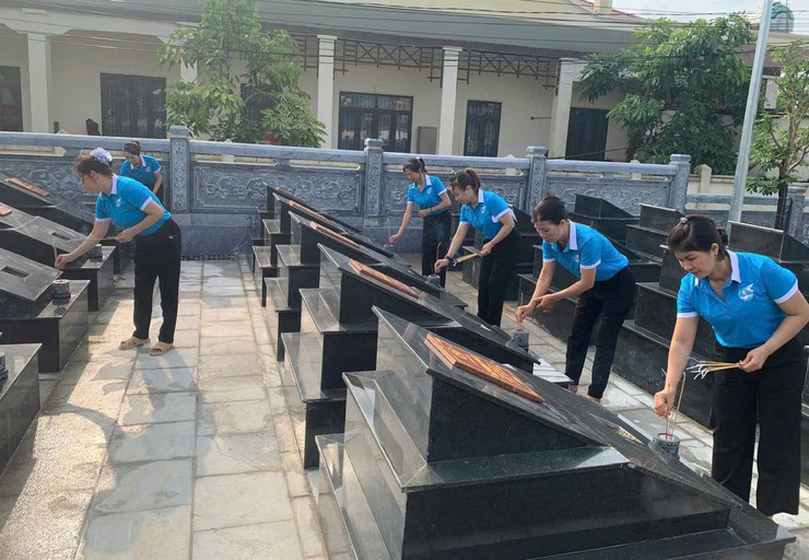 MTTQ Việt Nam xã Mê Linh ra quân vệ sinh môi trường, dọn dẹp các nghĩa trang liệt sĩ trên địa bàn xã- Ảnh 1.