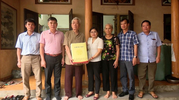 Phó Bí thư Thường trực Đảng uỷ xã Nguyễn Thanh Tú thăm hỏi, tri ân các đồng chí thương, bệnh binh, gia đình liệt sĩ tiêu biểu nhân kỷ niệm 78 năm Ngày Thương binh Liệt sỹ 27/7- Ảnh 7.