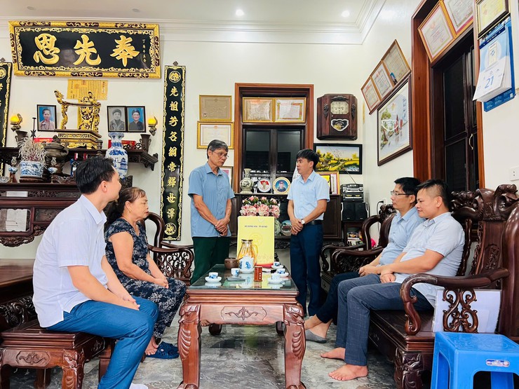 Đồng chí Chủ tịch UBND xã tặng quà các gia đình chính sách nhân dịp kỷ niệm 78 năm ngày Thương binh Liệt sỹ- Ảnh 1.