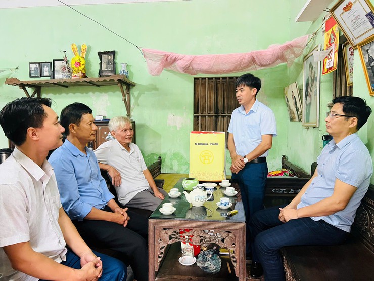 Đồng chí Chủ tịch UBND xã tặng quà các gia đình chính sách nhân dịp kỷ niệm 78 năm ngày Thương binh Liệt sỹ- Ảnh 2.