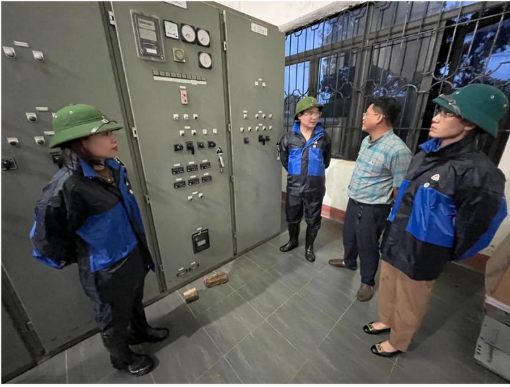 Bí thư, Chủ tịch xã Đa Phúc đi kiểm tra công tác phòng, chống bão số 3- Ảnh 3.