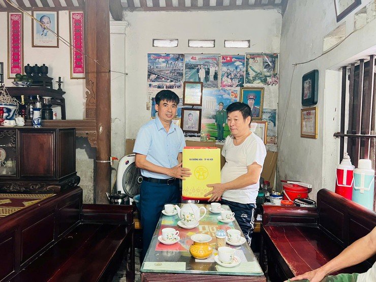 Đồng chí Chủ tịch UBND xã tặng quà các gia đình chính sách nhân dịp kỷ niệm 78 năm ngày Thương binh Liệt sỹ- Ảnh 4.