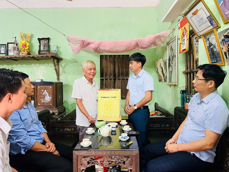 Đồng chí Chủ tịch UBND xã tặng quà các gia đình chính sách nhân dịp kỷ niệm 78 năm ngày Thương binh Liệt sỹ- Ảnh 5.
