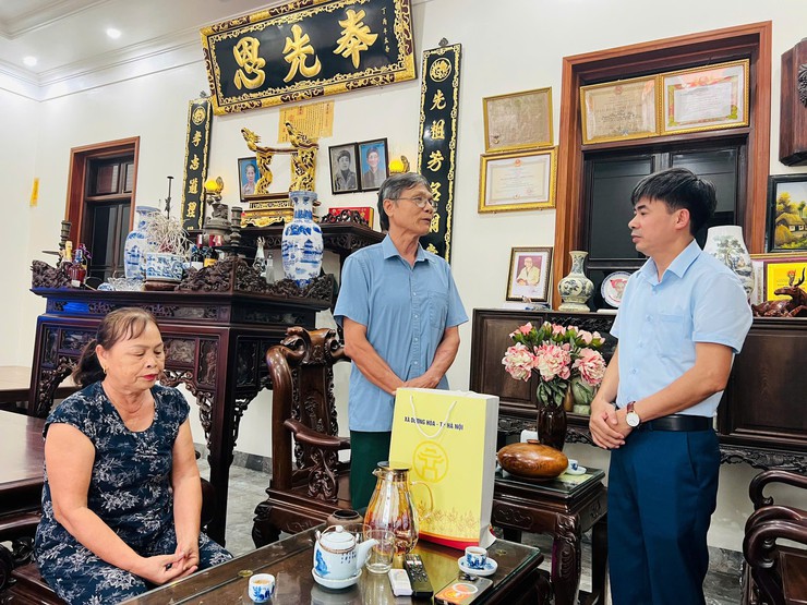 Đồng chí Chủ tịch UBND xã tặng quà các gia đình chính sách nhân dịp kỷ niệm 78 năm ngày Thương binh Liệt sỹ- Ảnh 7.