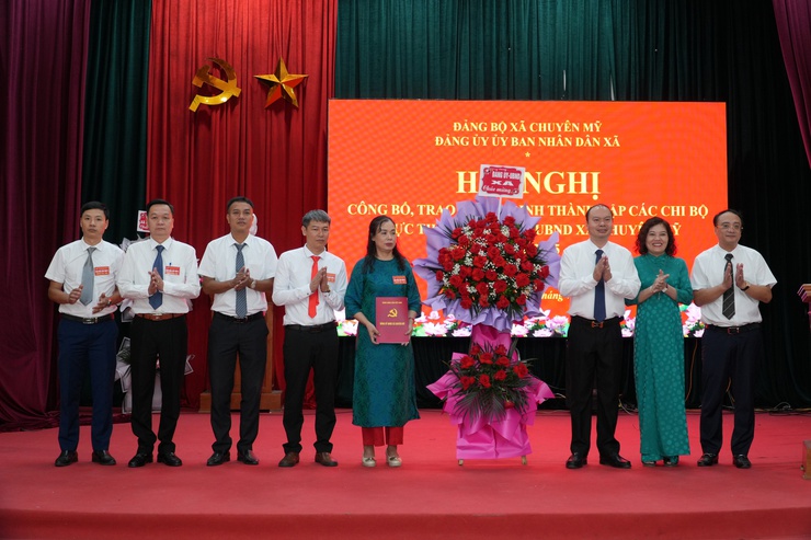 Công bố, trao các Quyết định thành lập các Chi bộ trực thuộc Đảng bộ UBND xã Chuyên Mỹ- Ảnh 3.