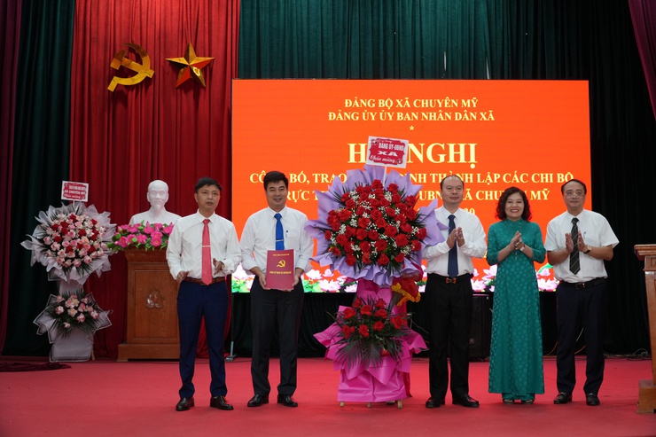 Công bố, trao các Quyết định thành lập các Chi bộ trực thuộc Đảng bộ UBND xã Chuyên Mỹ- Ảnh 5.