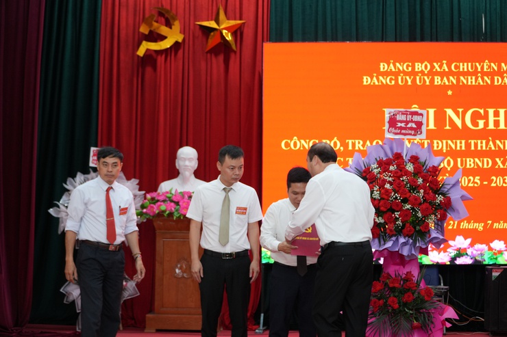 Công bố, trao các Quyết định thành lập các Chi bộ trực thuộc Đảng bộ UBND xã Chuyên Mỹ- Ảnh 6.