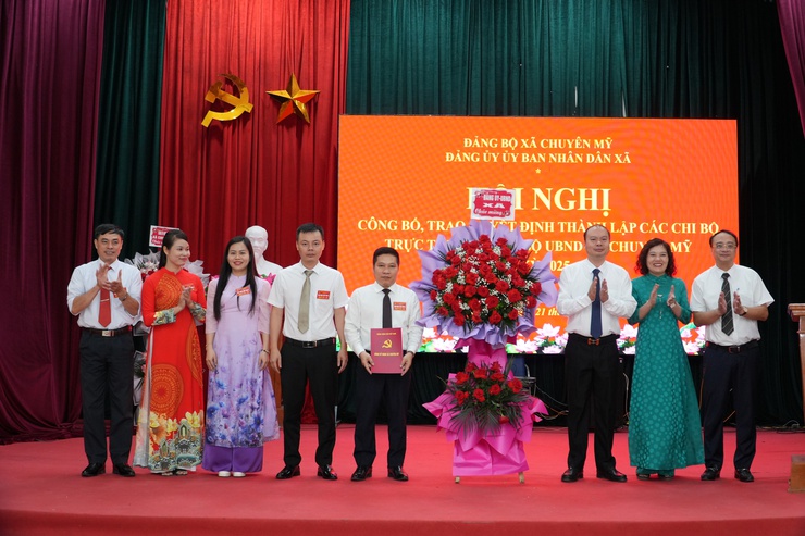 Công bố, trao các Quyết định thành lập các Chi bộ trực thuộc Đảng bộ UBND xã Chuyên Mỹ- Ảnh 2.
