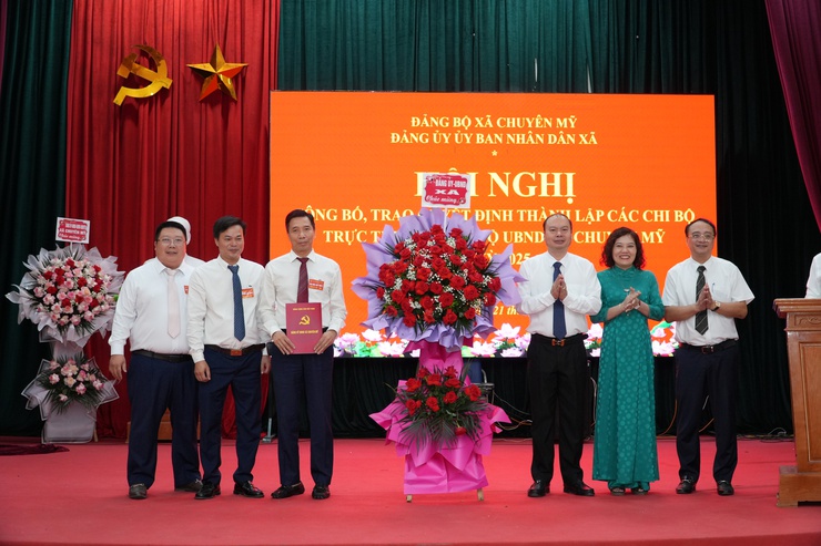 Công bố, trao các Quyết định thành lập các Chi bộ trực thuộc Đảng bộ UBND xã Chuyên Mỹ- Ảnh 4.