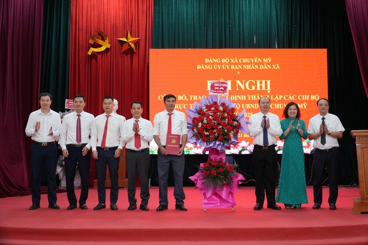 Công bố, trao các Quyết định thành lập các Chi bộ trực thuộc Đảng bộ UBND xã Chuyên Mỹ- Ảnh 1.