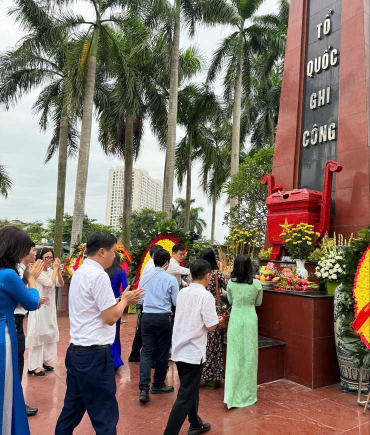 ĐẢNG ỦY - HĐND - UBND - UB MTTQ VIỆT NAM PHƯỜNG KIM LIÊN DÂNG HƯƠNG TƯỞNG NIỆM 
CÁC ANH HÙNG LIỆT SĨ TẠI NGHĨA TRANG THÀNH PHỐ HÀ NỘI- Ảnh 3.