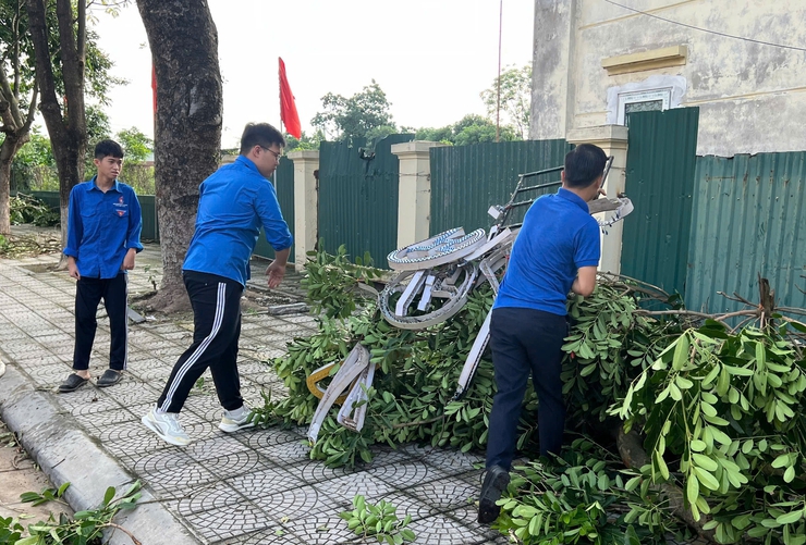 Phường Lĩnh Nam ra quân tổng vệ sinh môi trường khắc phục hậu quả sau cơn mưa giông, lốc.- Ảnh 5.