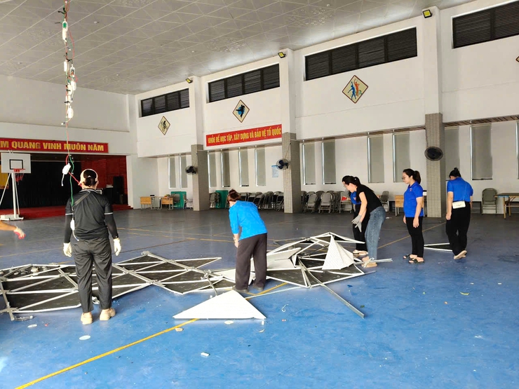 Phường Lĩnh Nam ra quân tổng vệ sinh môi trường khắc phục hậu quả sau cơn mưa giông, lốc.- Ảnh 6.