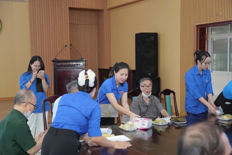 Ủy ban MTTQ phường cùng Đoàn thanh niên tổ chức khám sức khoẻ và tặng quà cho thương bệnh binh, nạn nhân chất độc màu da cam Dioxin- Ảnh 14.