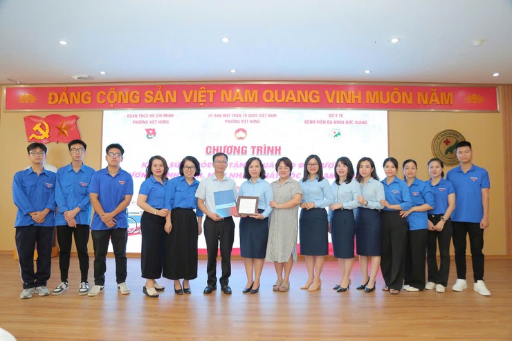 Ủy ban MTTQ phường cùng Đoàn thanh niên tổ chức khám sức khoẻ và tặng quà cho thương bệnh binh, nạn nhân chất độc màu da cam Dioxin- Ảnh 2.