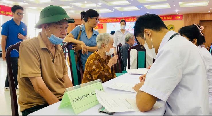 Ủy ban MTTQ phường cùng Đoàn thanh niên tổ chức khám sức khoẻ và tặng quà cho thương bệnh binh, nạn nhân chất độc màu da cam Dioxin- Ảnh 8.
