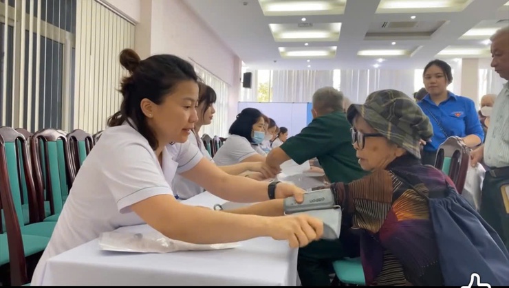 Ủy ban MTTQ phường cùng Đoàn thanh niên tổ chức khám sức khoẻ và tặng quà cho thương bệnh binh, nạn nhân chất độc màu da cam Dioxin- Ảnh 5.