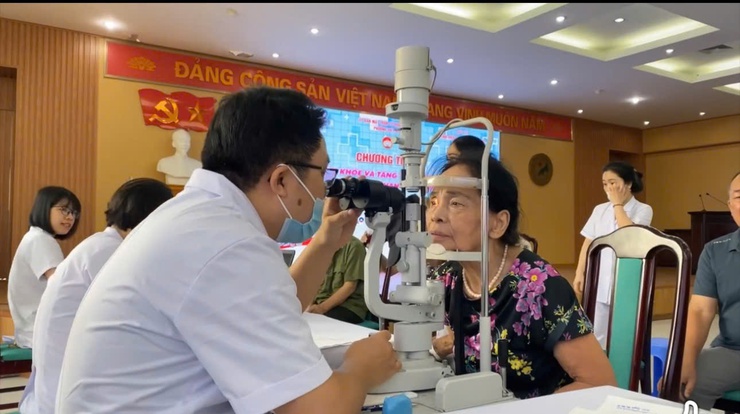 Ủy ban MTTQ phường cùng Đoàn thanh niên tổ chức khám sức khoẻ và tặng quà cho thương bệnh binh, nạn nhân chất độc màu da cam Dioxin- Ảnh 4.