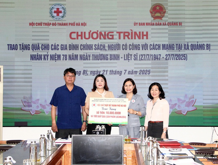 Hội Chữ thập đỏ thành phố Hà Nội tặng 20 suất quà cho người có công ở xã Quảng Bị- Ảnh 2.