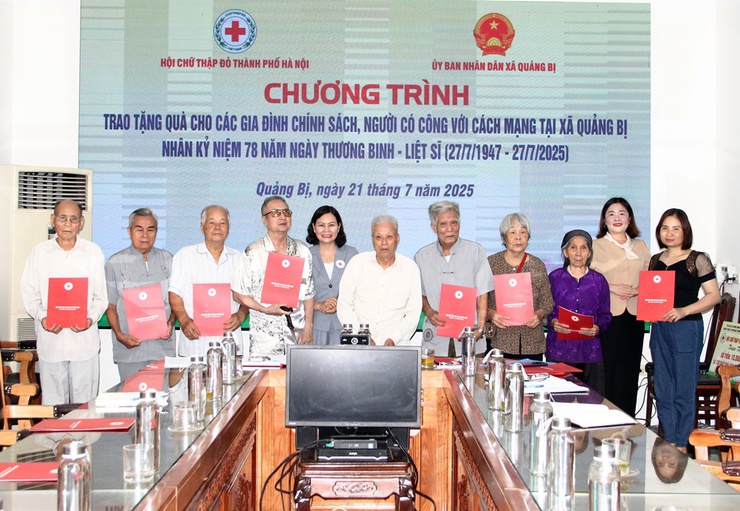 Hội Chữ thập đỏ thành phố Hà Nội tặng 20 suất quà cho người có công ở xã Quảng Bị- Ảnh 4.