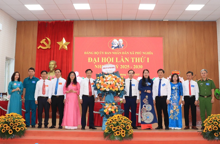 Bí thư Đảng ủy xã Phú Nghĩa Trịnh Tiến Tường dự chỉ đạo Đại hội lần thứ nhất, nhiệm kỳ 2025 – 2030 của Đảng bộ UBND xã- Ảnh 1.