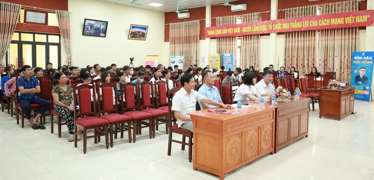 Hơn 100 đoàn viên thanh niên xã đảo Minh Châu được tư vấn, hướng nghiệp- Ảnh 2.