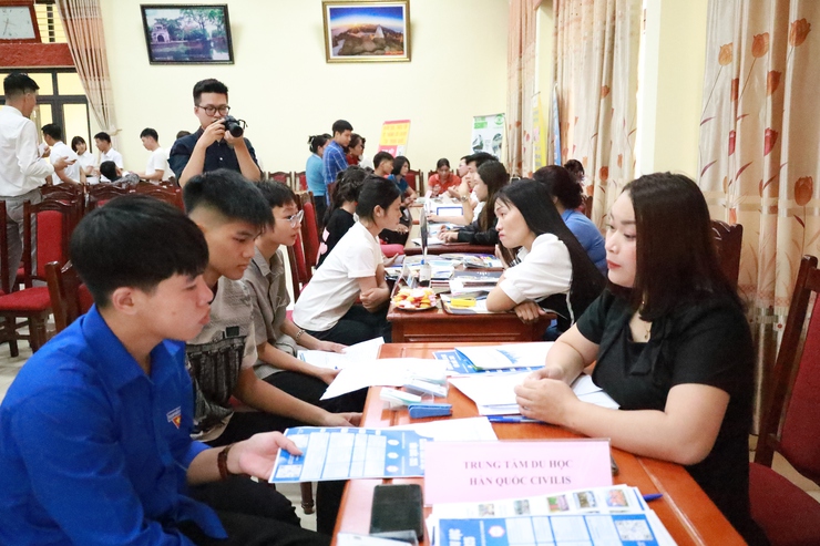 Hơn 100 đoàn viên thanh niên xã đảo Minh Châu được tư vấn, hướng nghiệp- Ảnh 6.