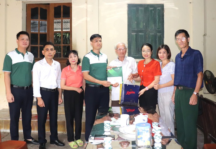 Tri ân người có công: MTTQ xã Bát Tràng và Ngân hàng Vietcombank tặng quà các đồng chí thương binh, bệnh binh và thân nhân Liệt sỹ xã Bát Tràng nhân dịp 27/7/2025- Ảnh 1.