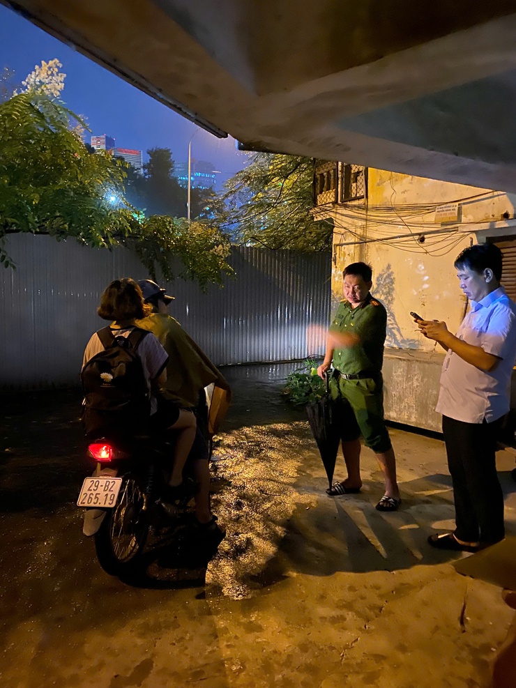  Phường Giảng Võ: các hộ dân nhà G6a di dời ngay trong đêm tới nơi tạm trú an toàn- Ảnh 1.