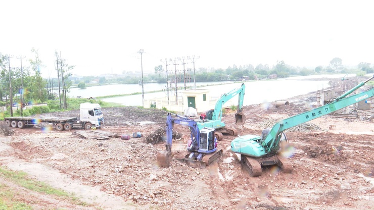 Đồng chí Chủ tịch UBND xã Phú Xuyên kiểm tra công tác phòng, chống bão số 3 tại các điểm trọng yếu- Ảnh 4.