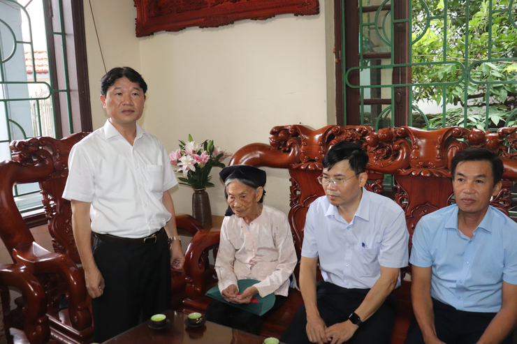 Lãnh đạo xã Thuận An thăm, tặng quà thương bệnh binh, gia đình chính sách nhân dịp kỷ niệm 78 năm Ngày Thương binh Liệt sỹ (27/7/1947- 27/7/2025)- Ảnh 1.