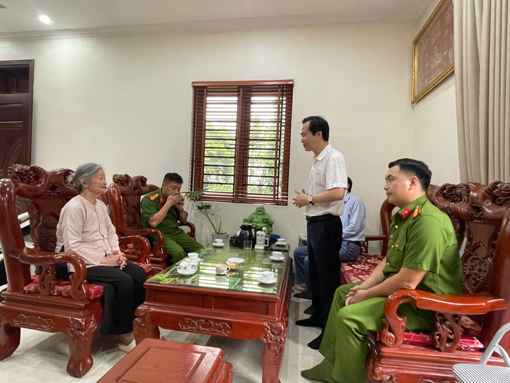 Lãnh đạo xã Thuận An thăm, tặng quà thương bệnh binh, gia đình chính sách nhân dịp kỷ niệm 78 năm Ngày Thương binh Liệt sỹ (27/7/1947- 27/7/2025)- Ảnh 7.