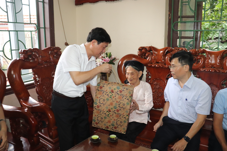 Lãnh đạo xã Thuận An thăm, tặng quà thương bệnh binh, gia đình chính sách nhân dịp kỷ niệm 78 năm Ngày Thương binh Liệt sỹ (27/7/1947- 27/7/2025)- Ảnh 2.