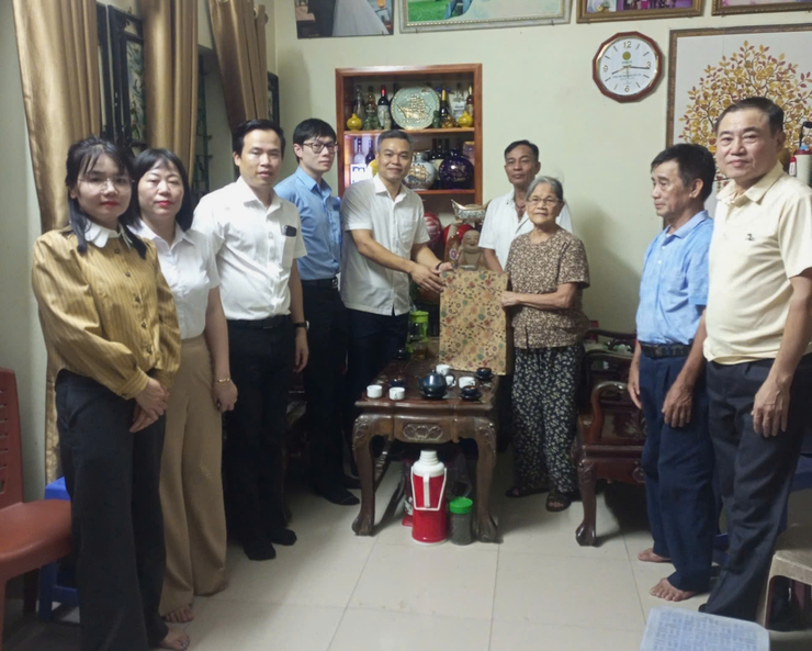 Lãnh đạo xã Thuận An thăm, tặng quà thương bệnh binh, gia đình chính sách nhân dịp kỷ niệm 78 năm Ngày Thương binh Liệt sỹ (27/7/1947- 27/7/2025)- Ảnh 4.
