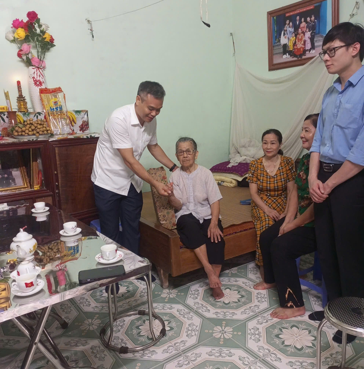 Lãnh đạo xã Thuận An thăm, tặng quà thương bệnh binh, gia đình chính sách nhân dịp kỷ niệm 78 năm Ngày Thương binh Liệt sỹ (27/7/1947- 27/7/2025)- Ảnh 5.