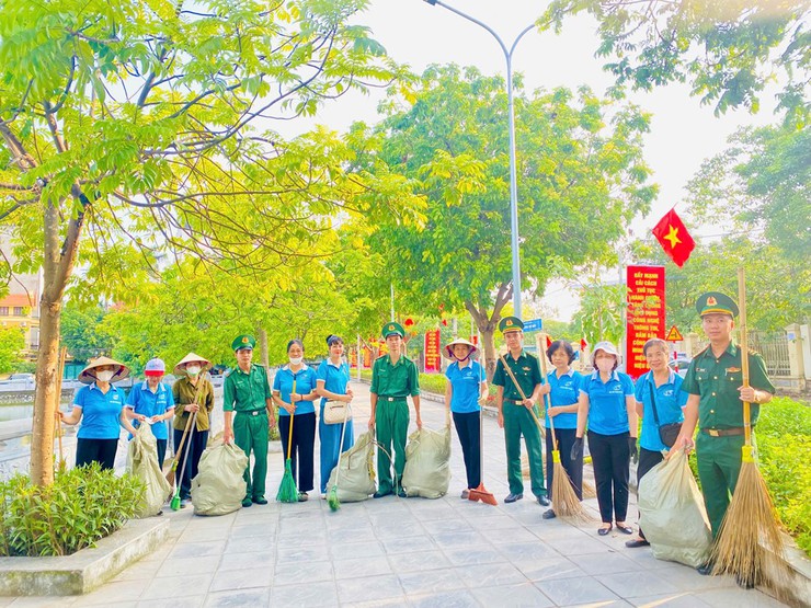 Phường Phú Diễn ra quân tổng vệ sinh môi trường, làm sạch không gian sống- Ảnh 11.